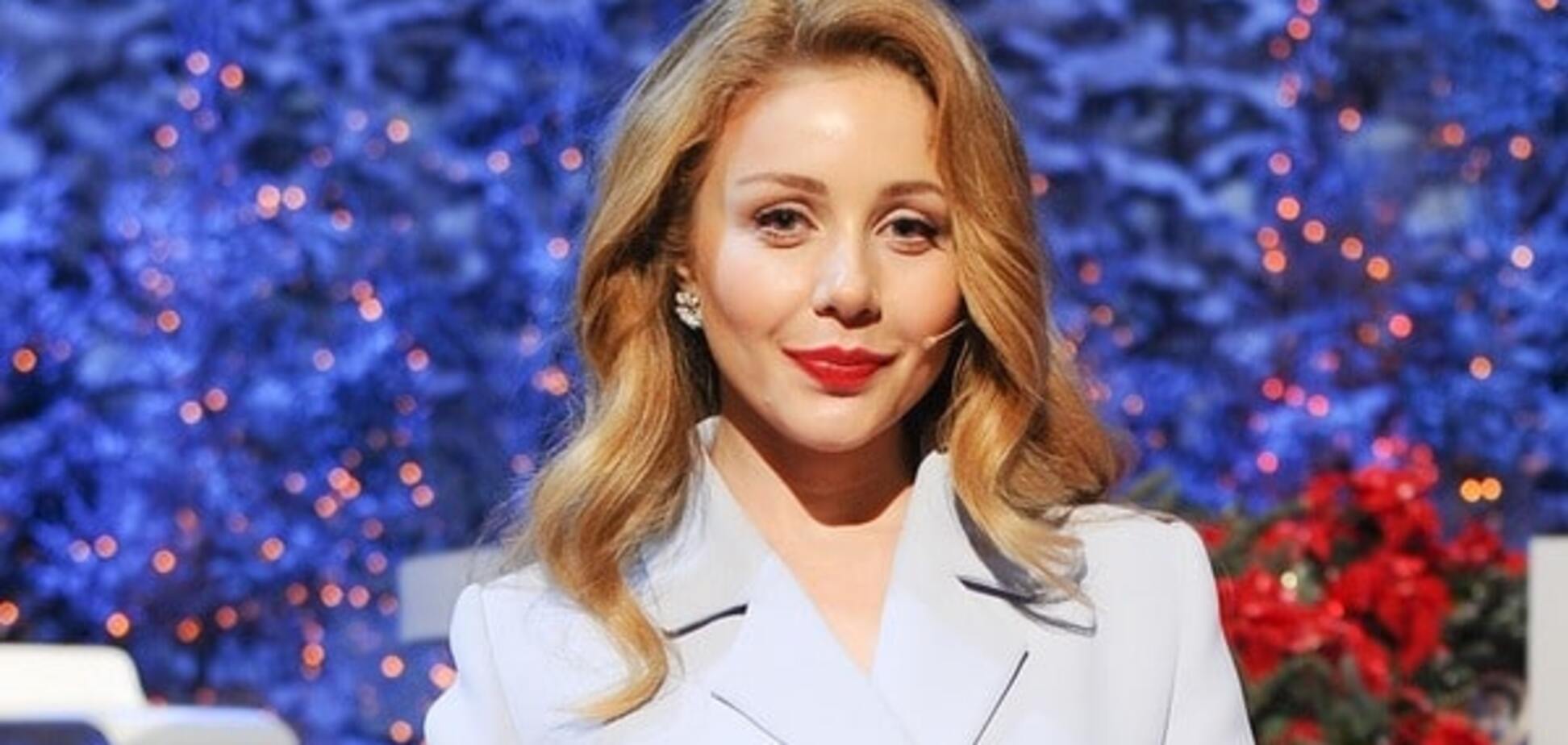 Тина Кароль блеснула на красной дорожке в платье с перьями