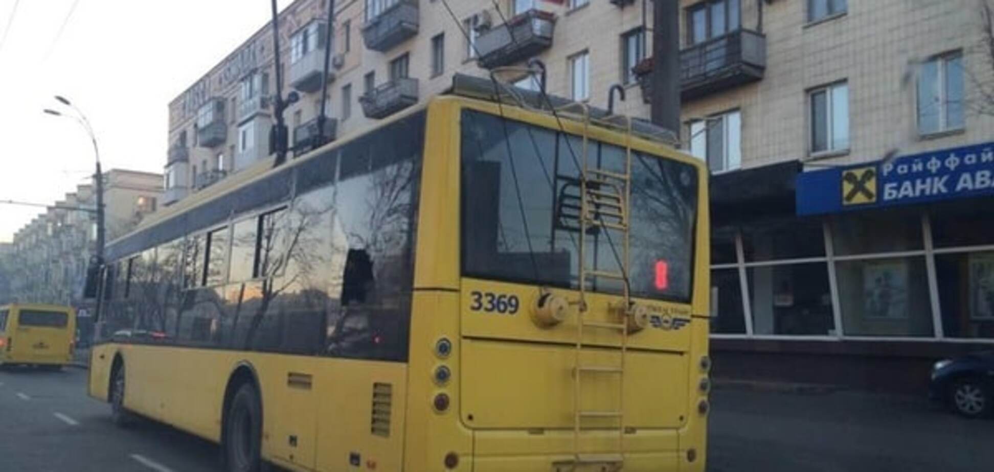 З вітерцем: по Києву їздить тролейбус із розбитим вікном