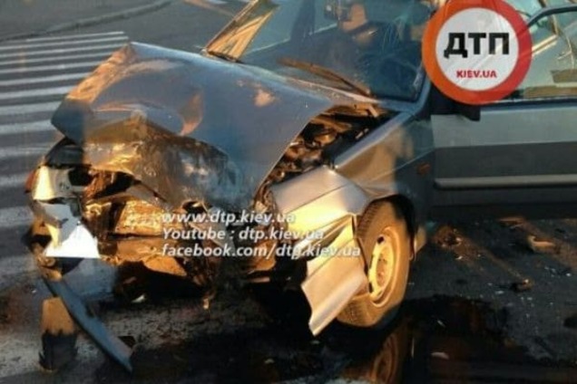 Лоб в лоб: в Киеве Lada Kalina 'впечаталась' в ВАЗ