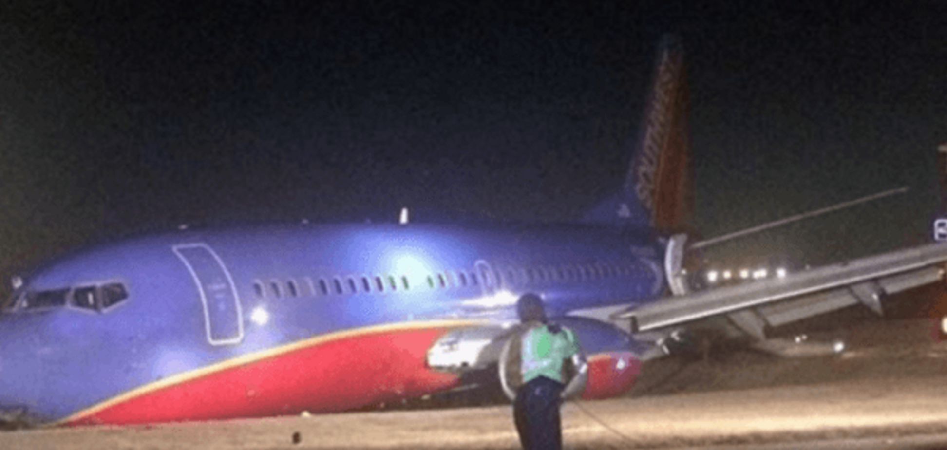 В США аварийно сел самолет: есть пострадавшие, опубликованы фото