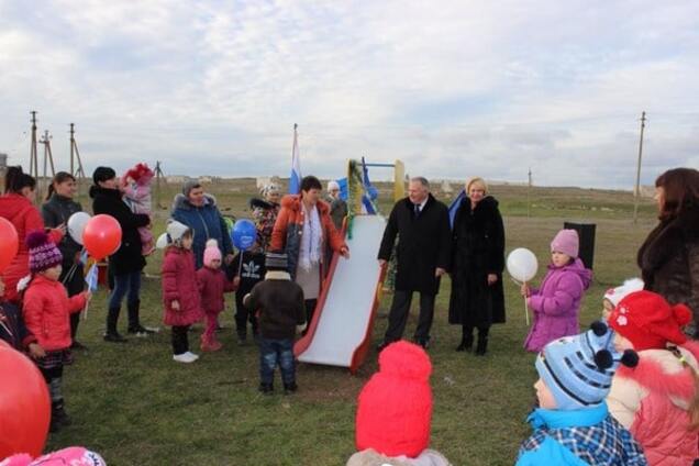 Без сліз не поглянеш: окупанти відкрили в Криму 'сучасний' дитячий майданчик
