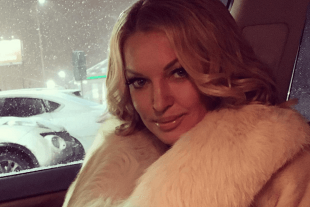 Волочкова решила устроить фотосессию в наряде странной формы