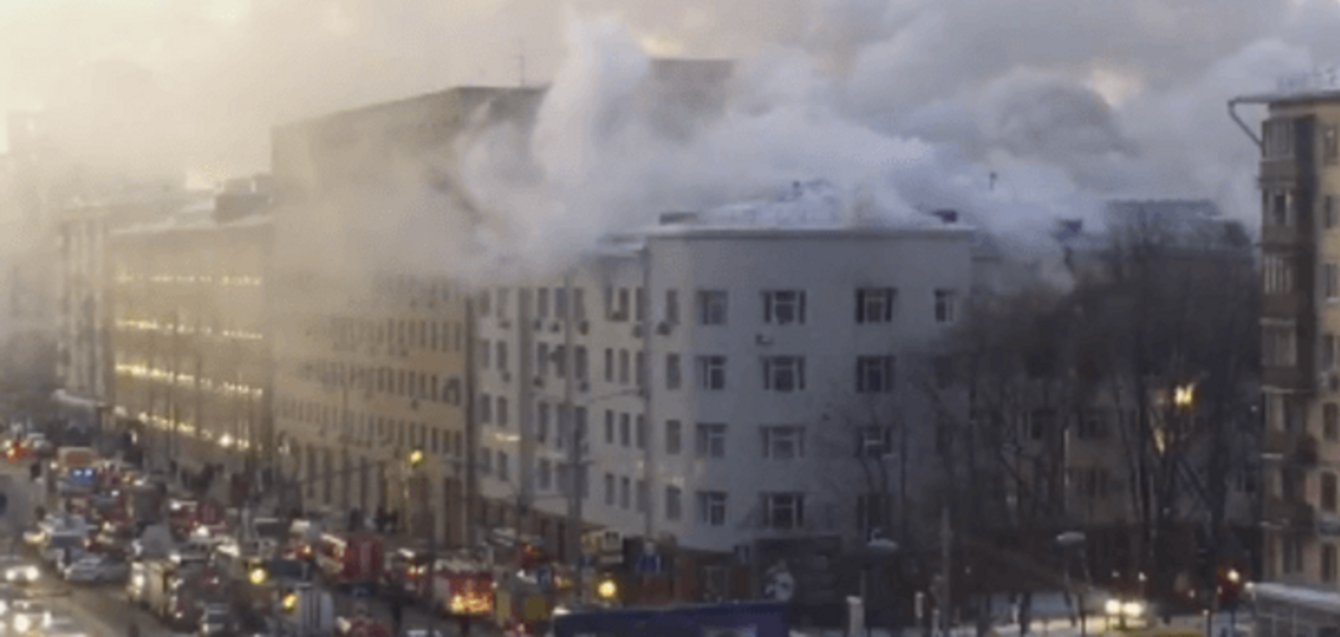 У Москві культурний центр МВС охопила потужна пожежа: відеофакт