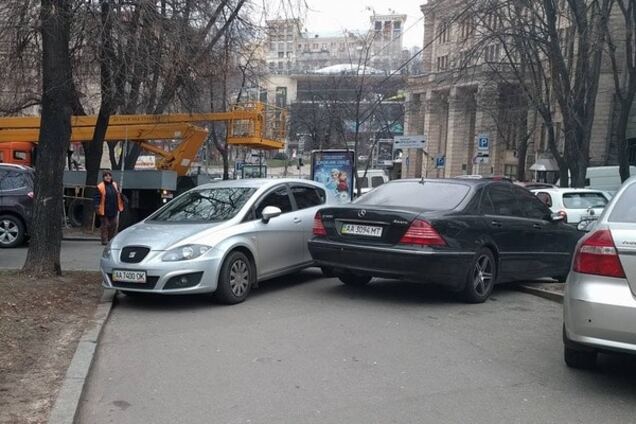 В центре Киева 'герой парковки' перекрыл тротуар