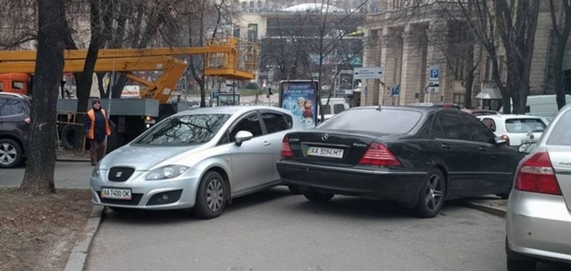В центре Киева 'герой парковки' перекрыл тротуар