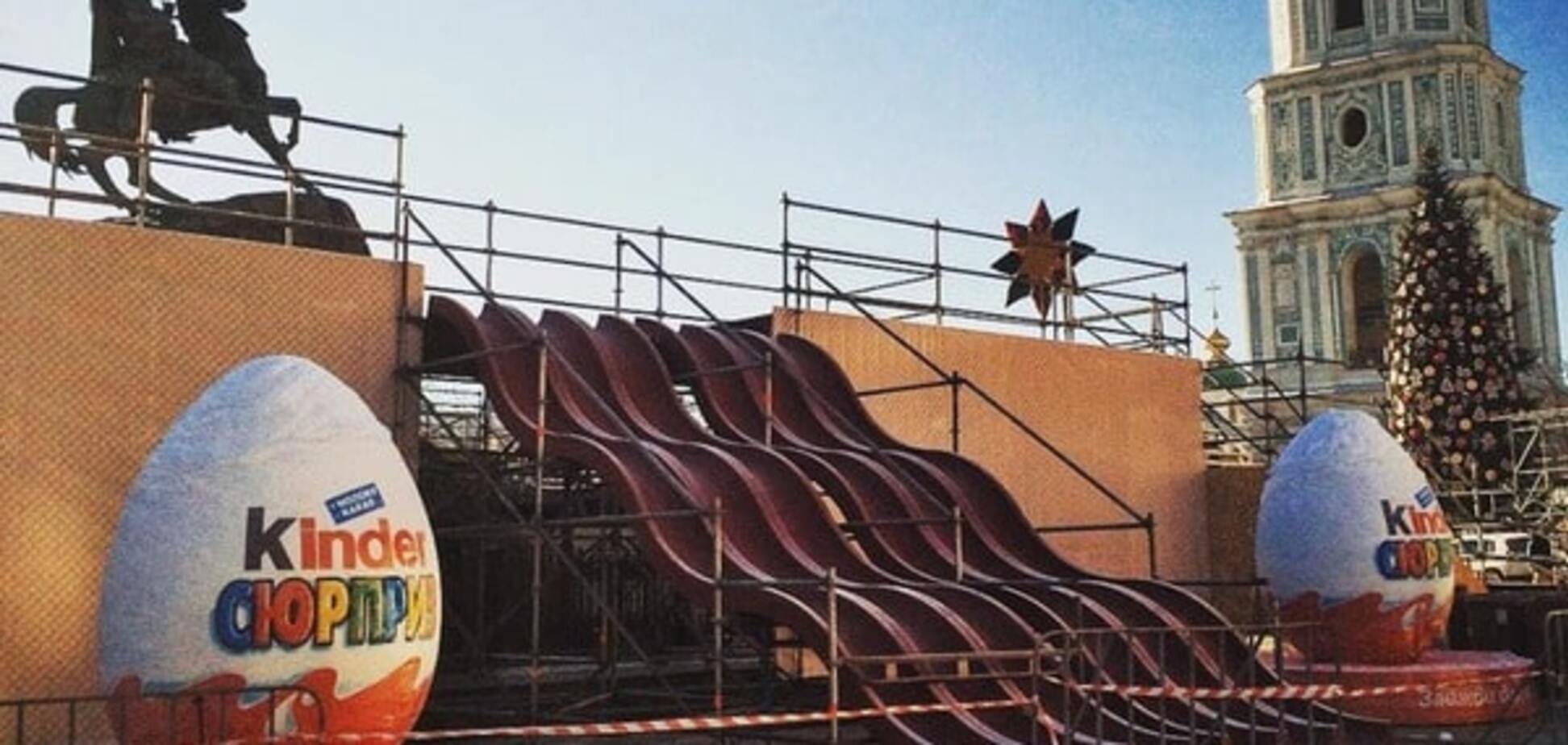 Возле елки в Киеве появились горки и 'Аллея шампанского': фотофакт