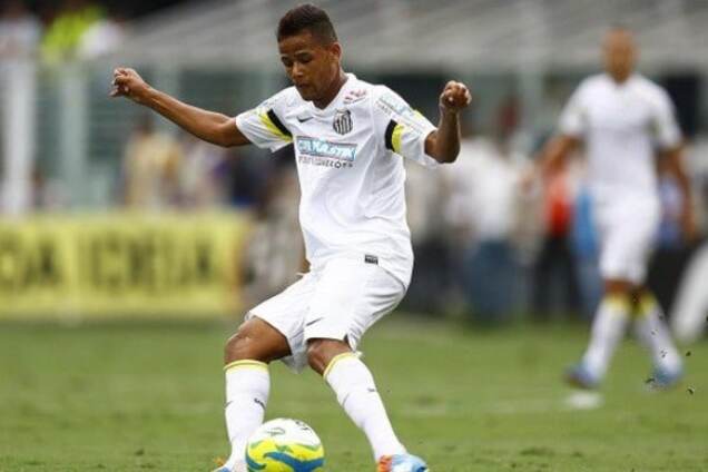 Гол року: бразильський футболіст забив приголомшливий м'яч 'веселкою': яскраве відео