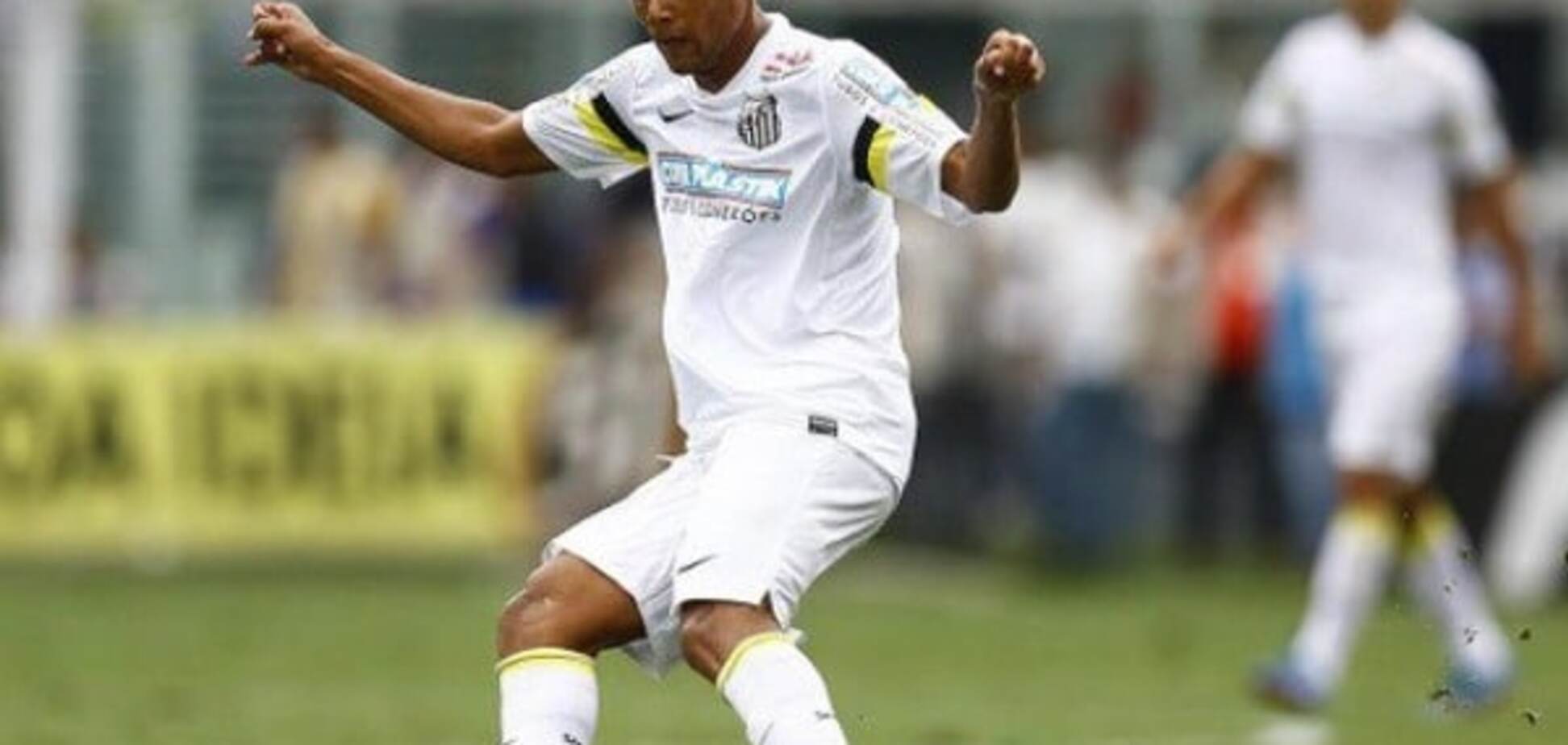 Гол года: бразильский футболист забил потрясающий мяч 'радугой': яркое видео