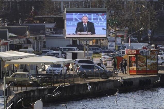 'Зомботрон' в действии: как на улицах Крыма транслировали пресс-конференцию Путина. Опубликованы фото