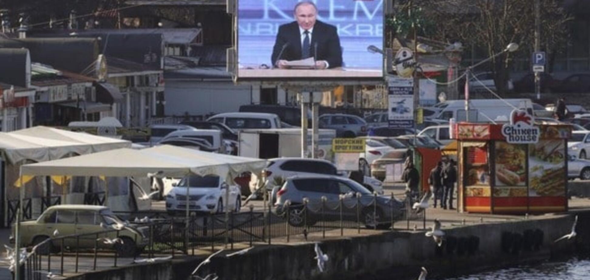 'Зомботрон' в действии: как на улицах Крыма транслировали пресс-конференцию Путина. Опубликованы фото