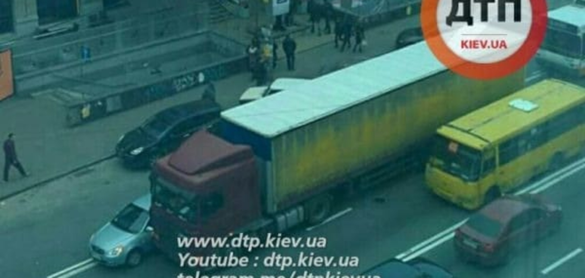 В Киеве на Шулявке грузовик 'cцепился' с Hyundai