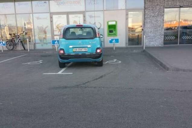 Уявний хворий: у Києві автохам припаркувався на місцях для інвалідів