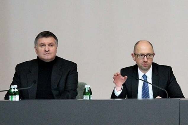 'Без них коррупция развалится': соцсети высмеяли 'незаменимость' Яценюка и Авакова