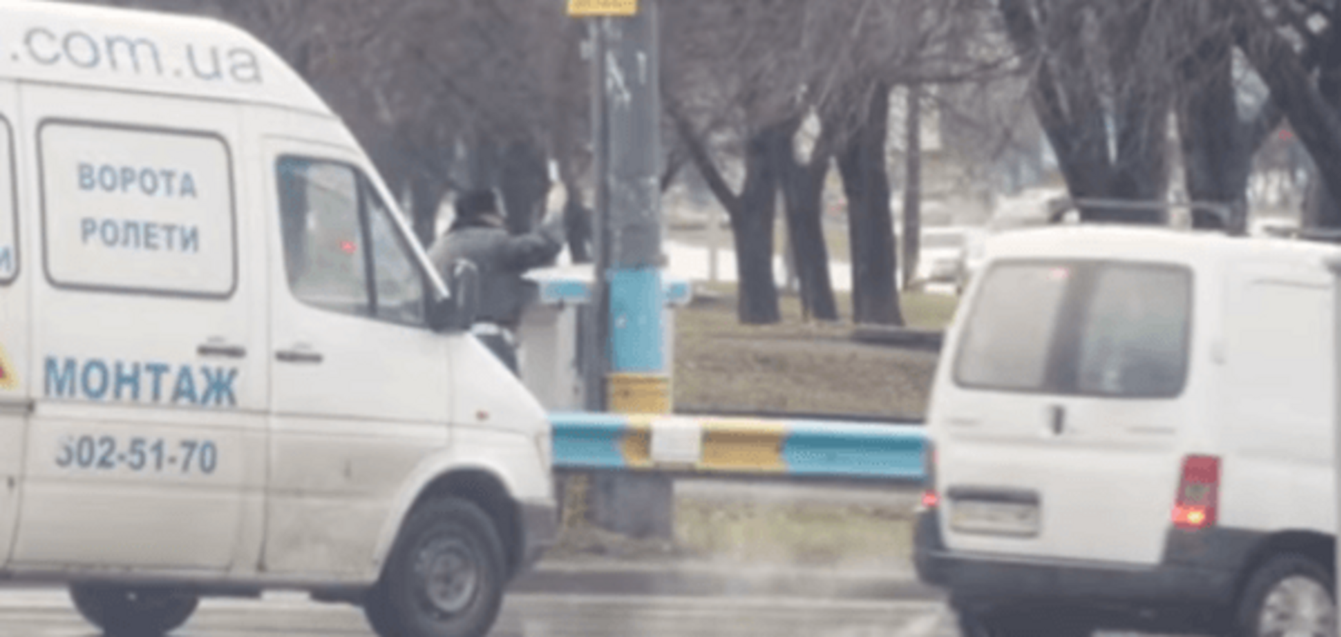 'Делает себе комфорт': СМИ показали, как ездит кортеж Яценюка