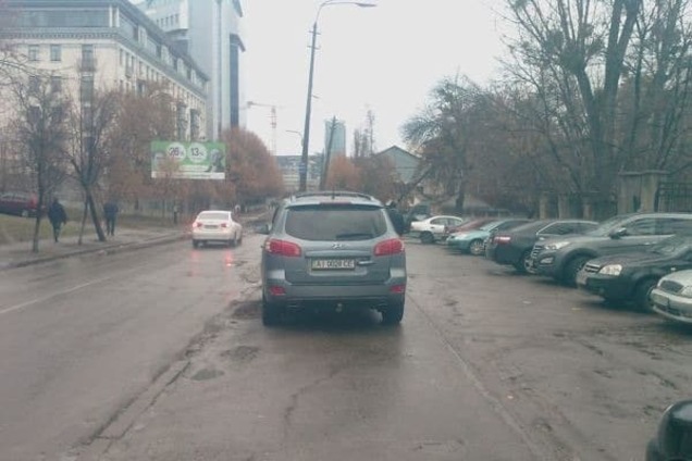 Герой парковки: водитель Huyndai устроил в Киеве vip-парковку под налоговой