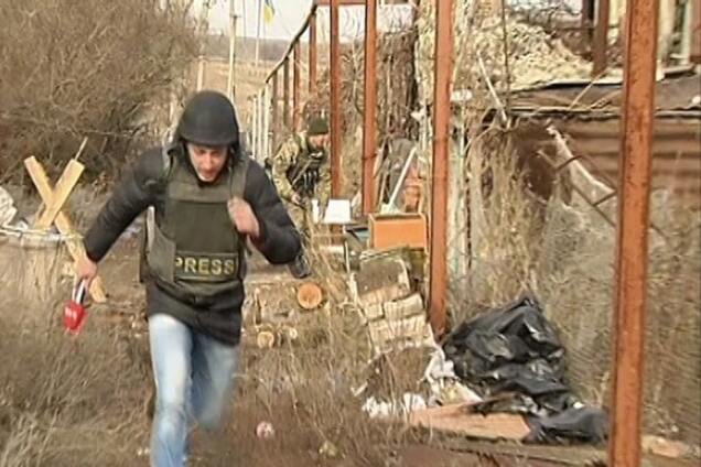Украинские журналисты попали под обстрел террористов под Широкино: опубликовано видео