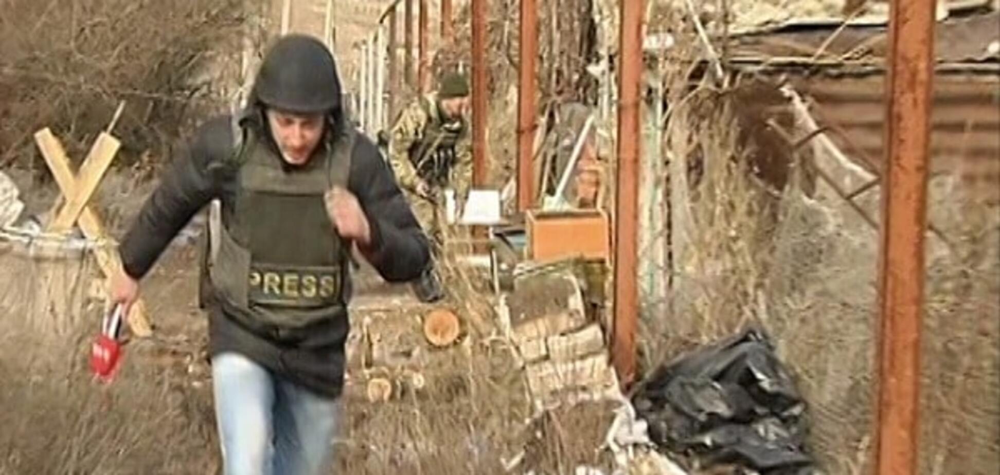 Украинские журналисты попали под обстрел террористов под Широкино: опубликовано видео