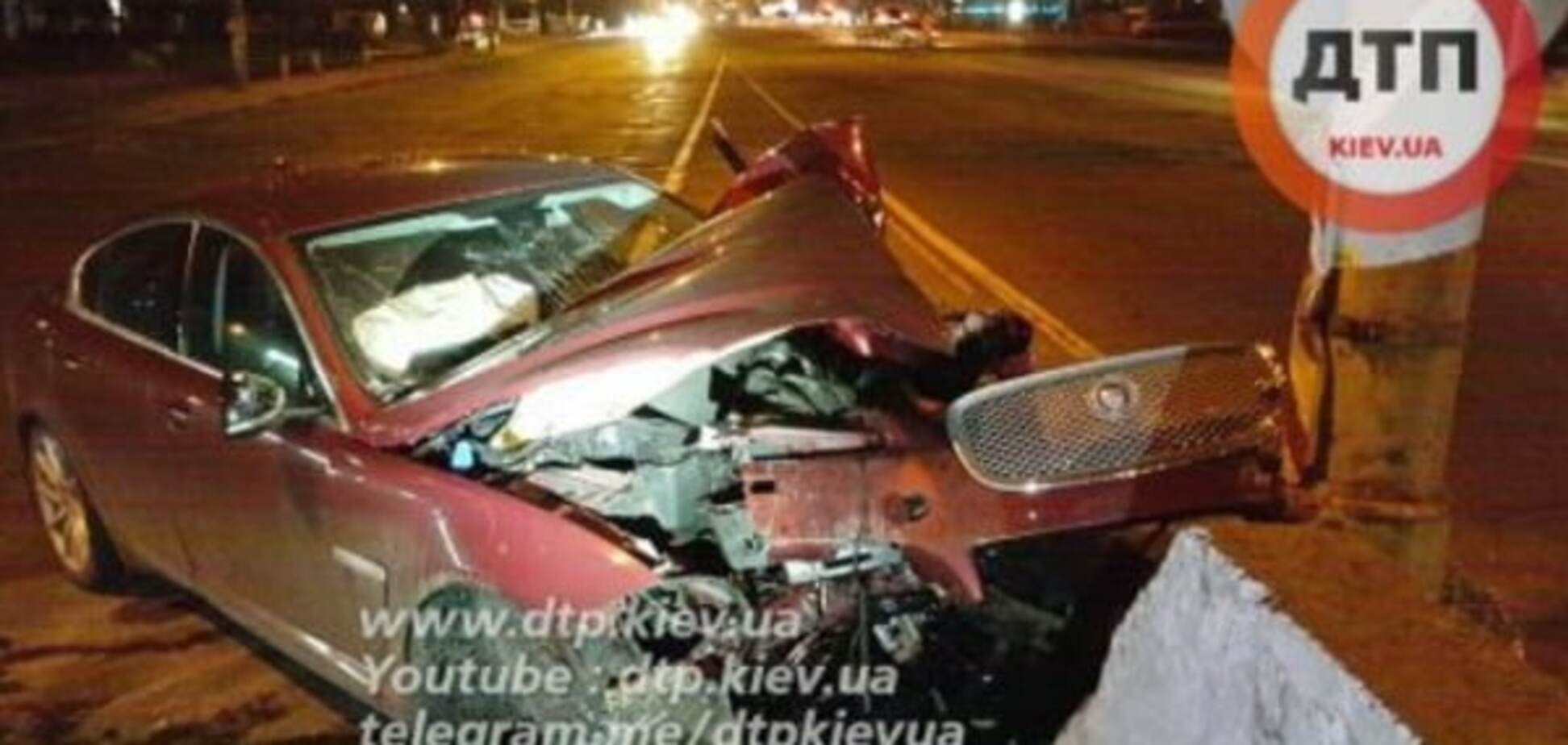 В Киеве пьяный водитель на Jaguar врезался в бетонное ограждение: фото и видео с места событий