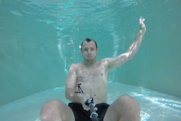 Зозуля удивил необычными селфи в отпуске: яркие фото