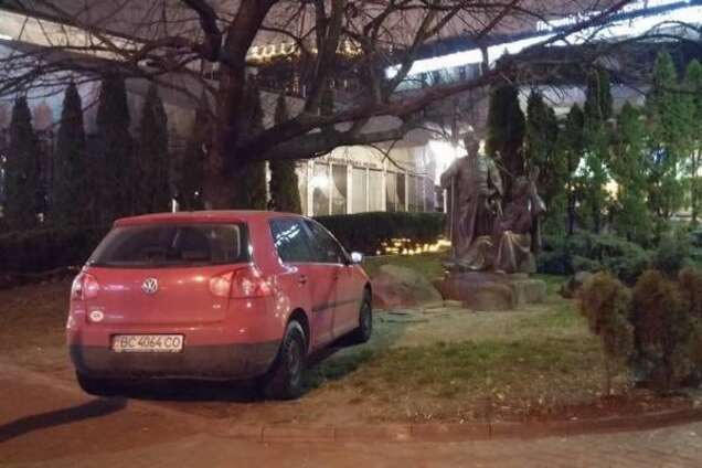 Гетман приехал: в Киеве 'герой парковки' запарковался под памятником