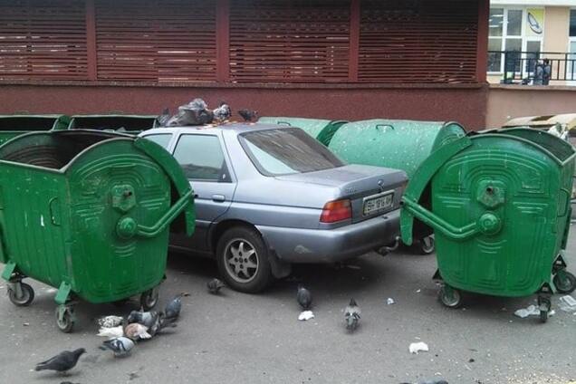 В Киеве автомобиль героя парковки заблокировали мусорными баками: фотофакт