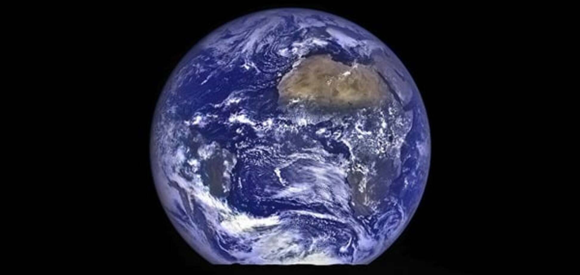 В NASA опубликовали уникальный снимок Земли на фоне лунного горизонта