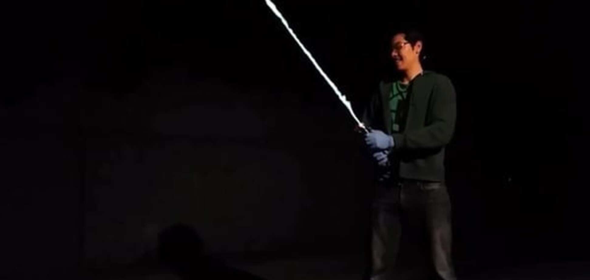 Американский инженер создал световой меч из 'Звездных войн'