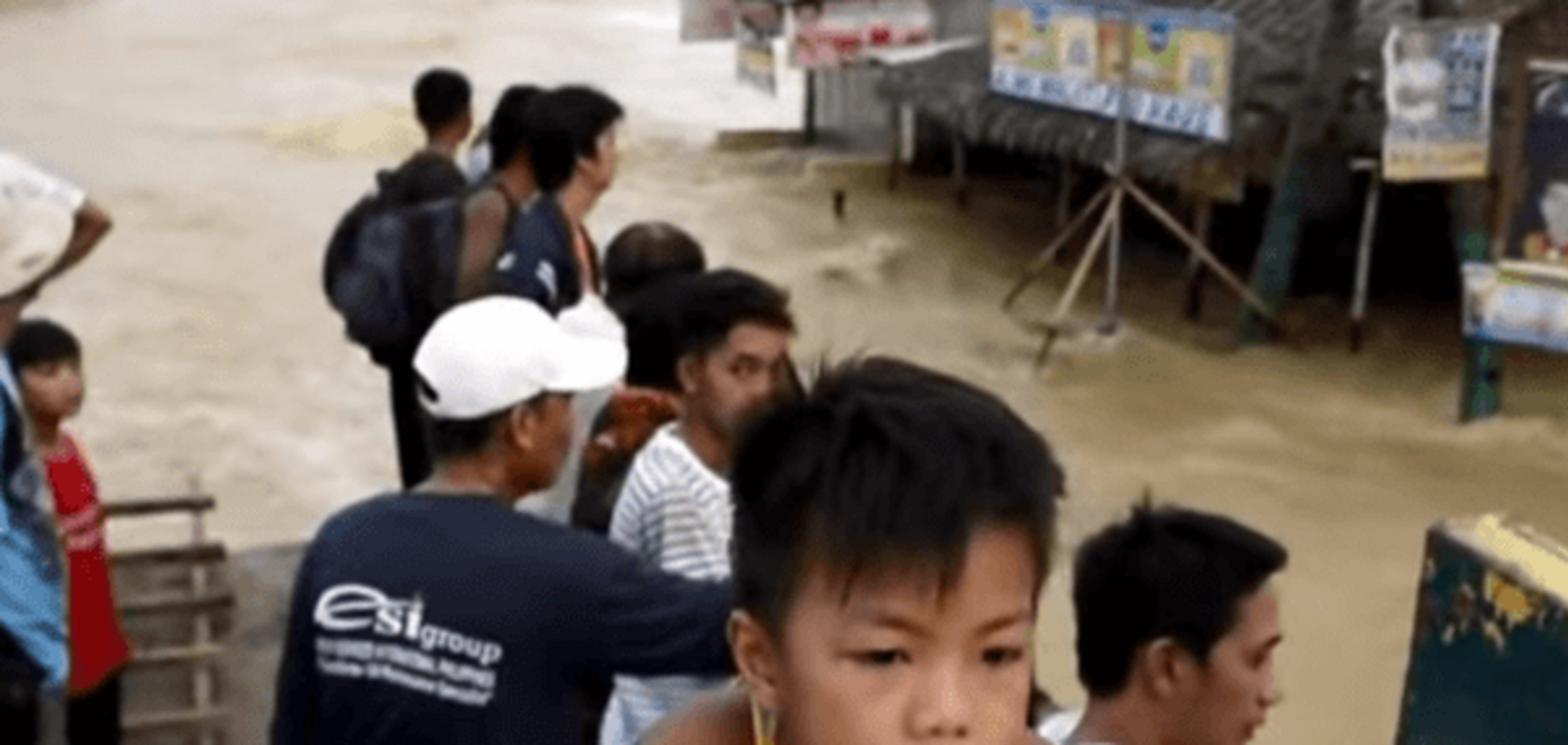 Филиппины накрыло смертельное наводнение: опубликовано видео