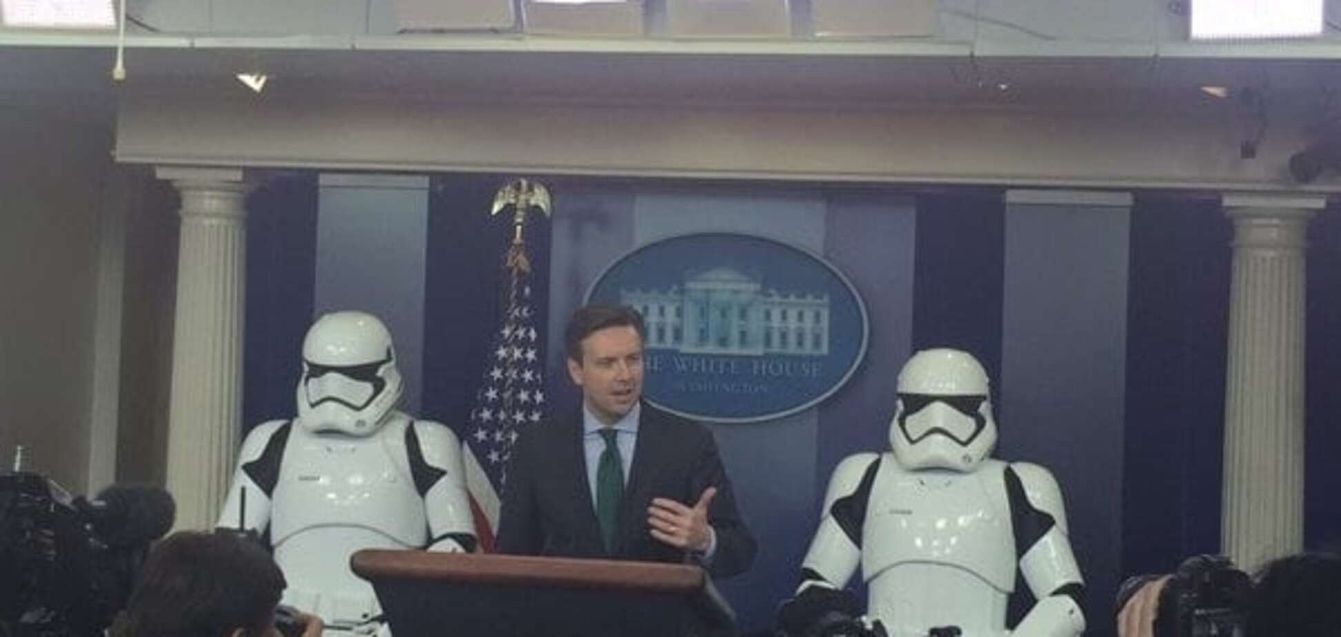 Делу время, потехе час: в Белом доме устроили показ 'Звездных войн'