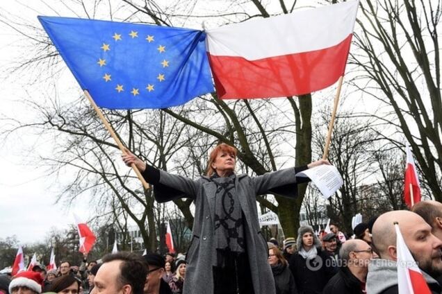 Тисячі поляків вийшли на масовий протест: фоторепортаж
