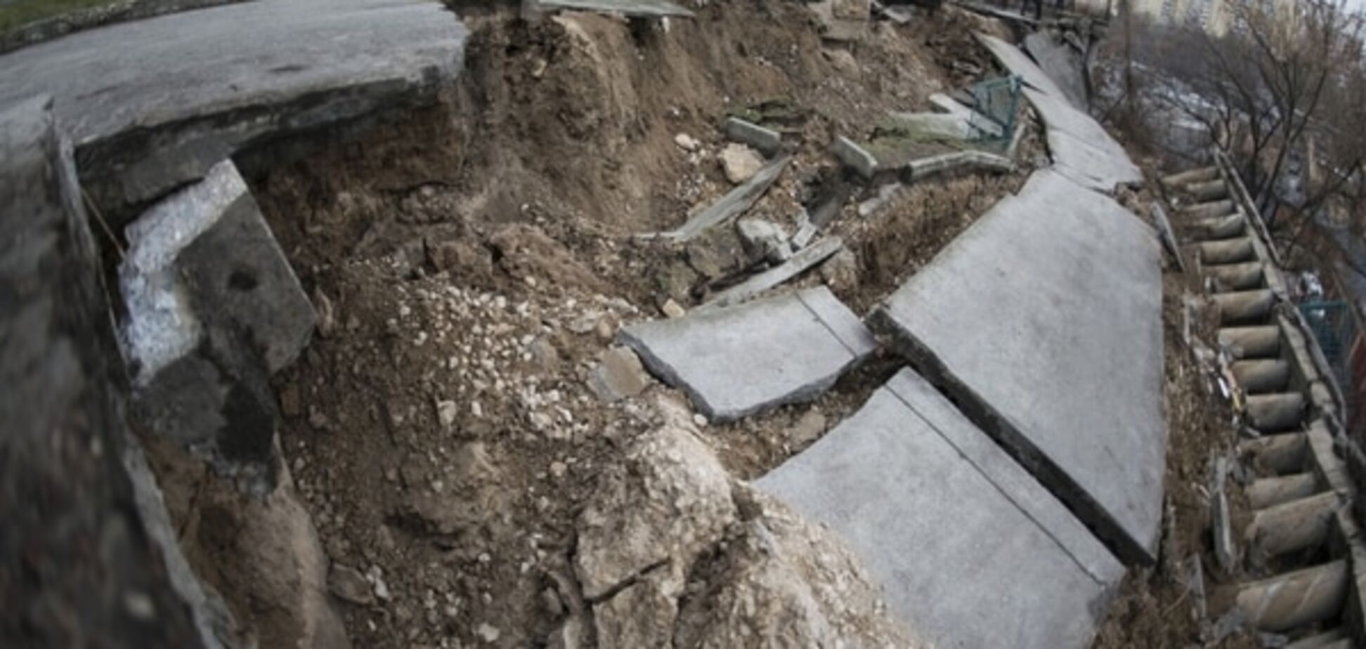 На ликвидацию последствий оползня в Киеве выделили 2 млн грн