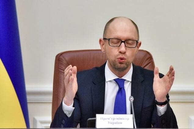 Фотограф 'підловив' Яценюка, що медитує в Кабміні: фотофакт