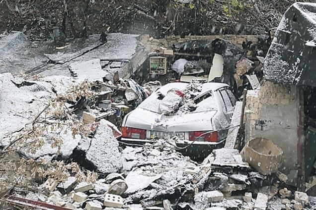 В Киеве оползень разбил автомобили в гаражах: фотофакт
