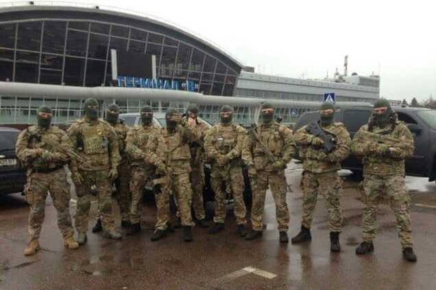 Сюрприз для олигарха: Аваков пригнал в Борисполь спецназ для встречи Фирташа. Фотофакт