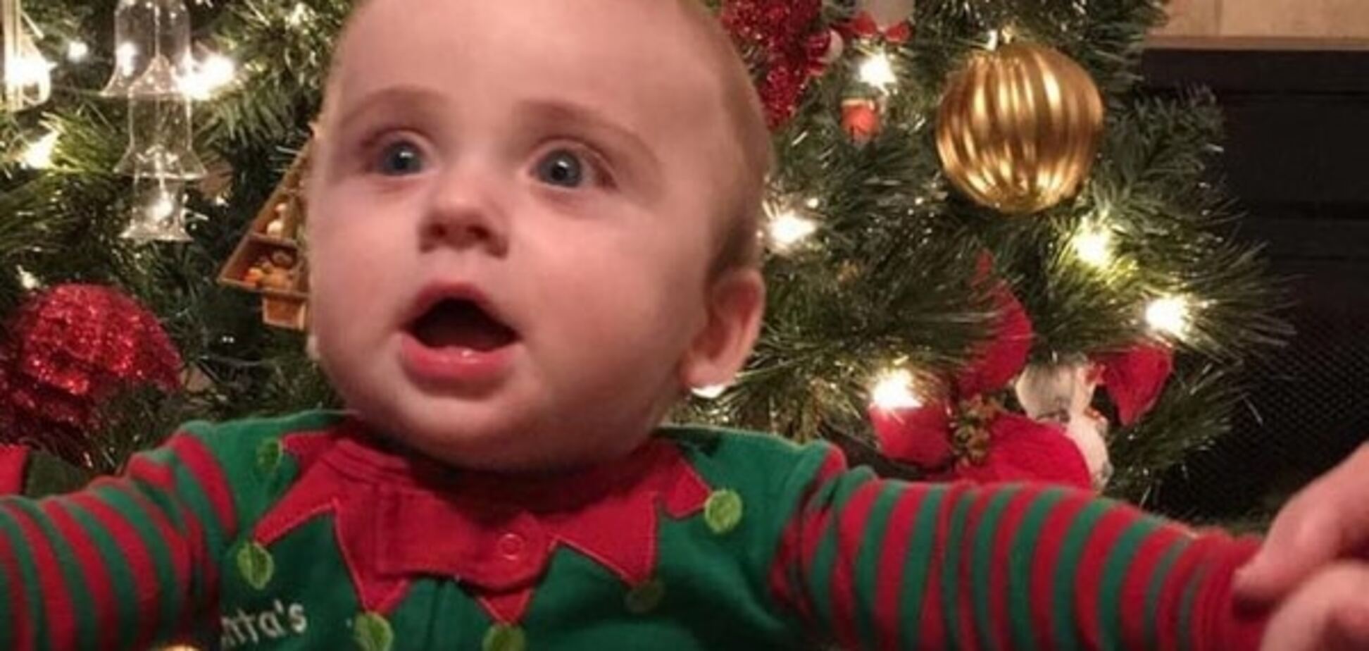 Трогательное фото малыша, уснувшего с Санта Клаусом, стало хитом сети