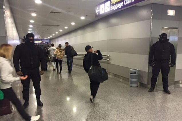 Ждал, надеялся и верил: Геращенко с 'ниндзями' встречал Фирташа в аэропорту. Фотофакт