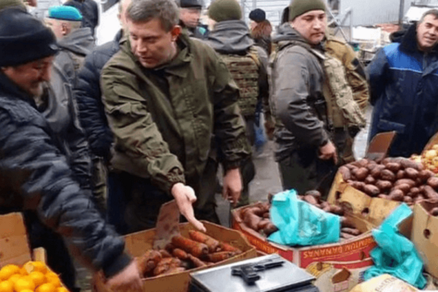 Захарченко с пистолетом на рынке в Донецке установил 'справедливость': опубликованы фото и видео