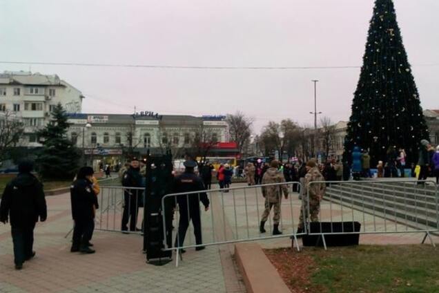В Симферополе дети идут к новогодней ёлке через металлоискатели: фотофакт