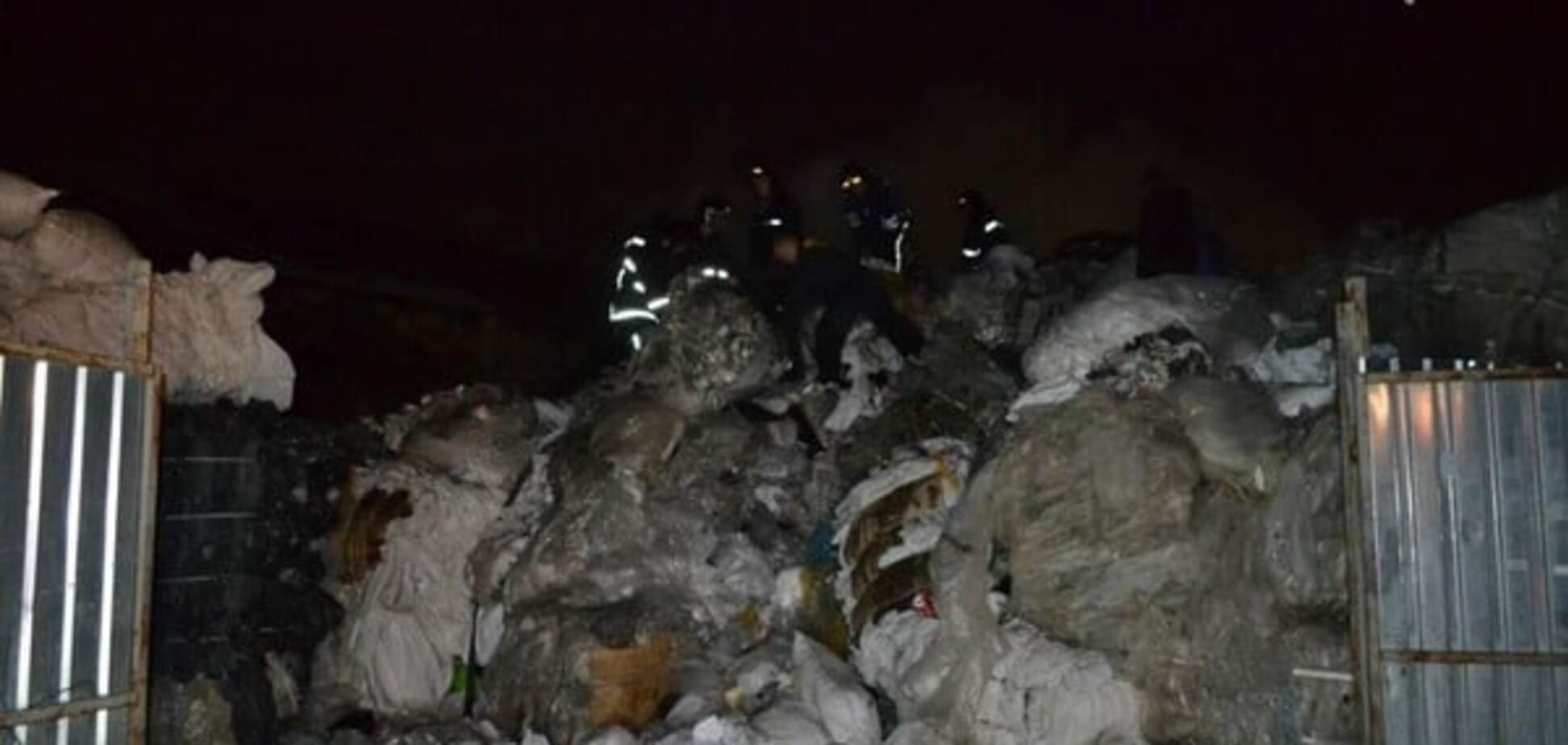 В Одессе ночью горел завод: опубликованы фото