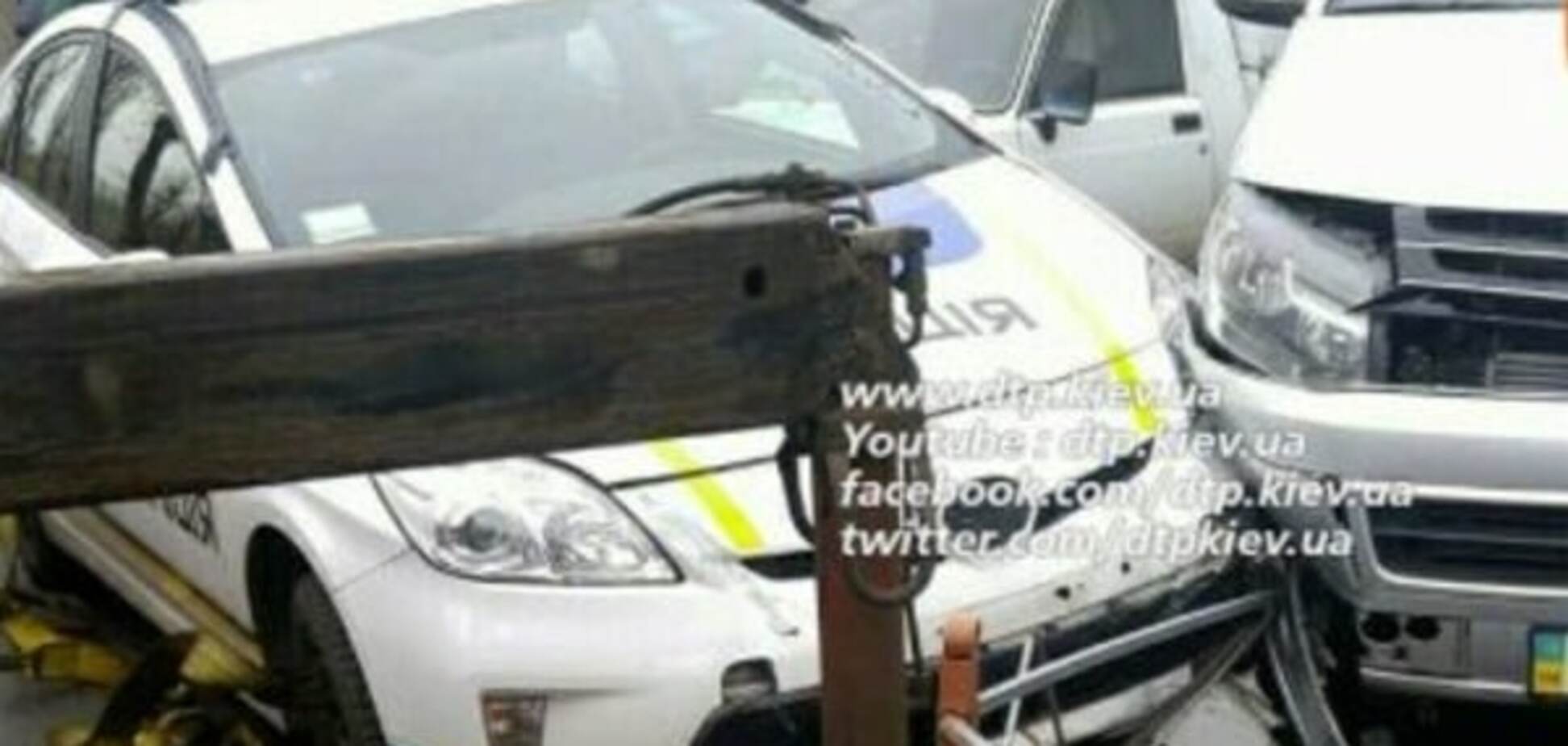В Киеве полицейские врезались в припаркованные авто