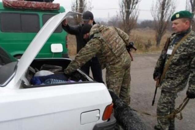 Выезжают сотнями: на Донбассе образовалась очередь на пунктах пропуска