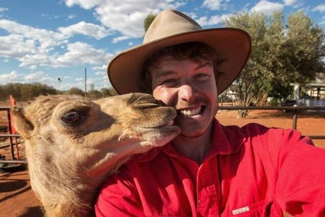 Сеть покорили фото парня, который делает яркие селфи с животными