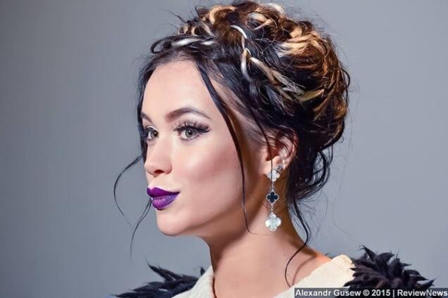 Яремчук перекрасила волосы в огненный и решила подрабатывать на свадьбах