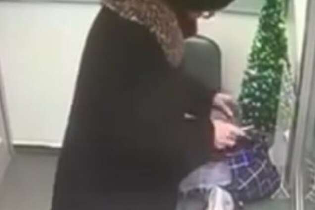 Ловкость рук: бабуля умело ограбила отделение Сбербанка России. Опубликовано видео