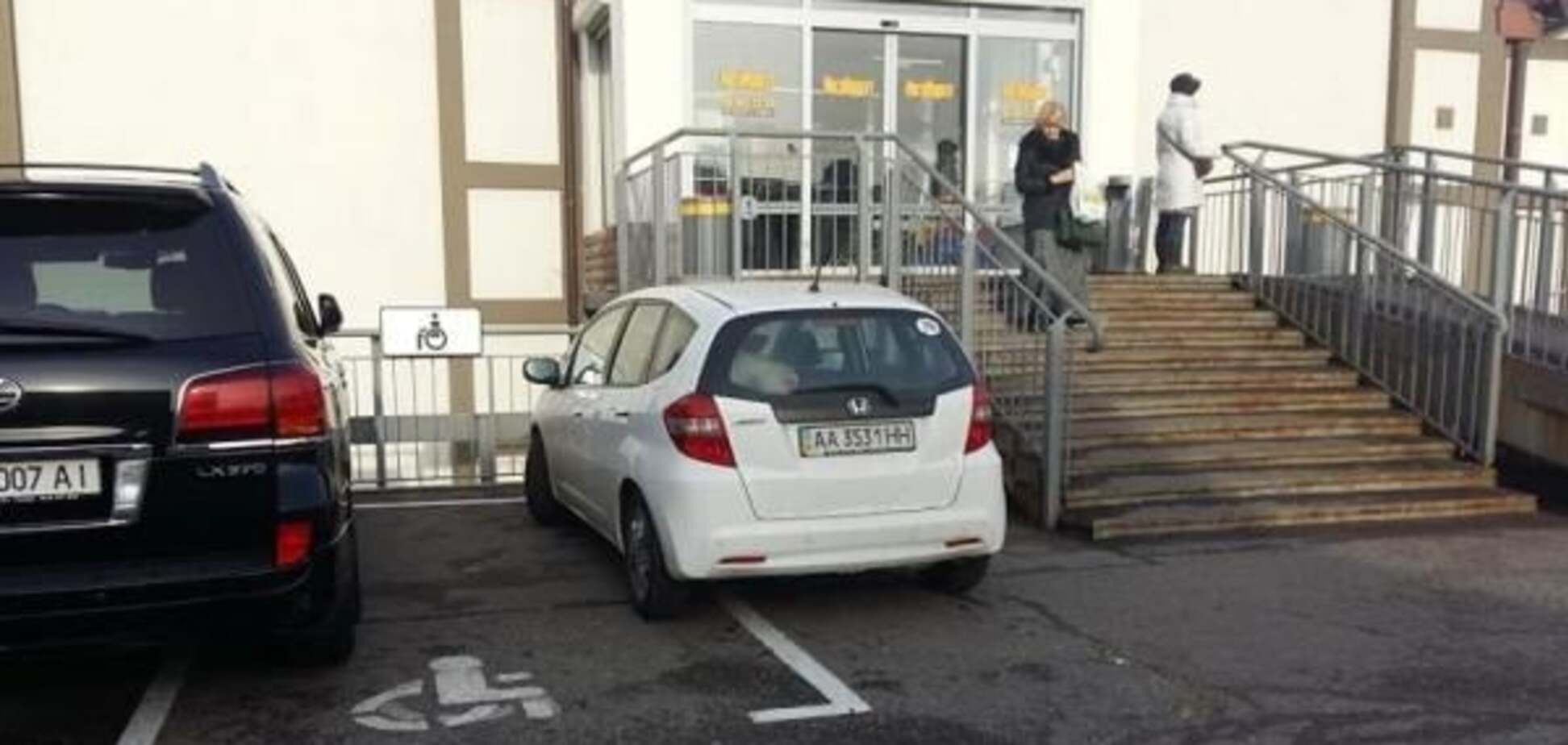 Регулярные инвалиды: Lexus и Honda раздерибанили удобную парковку под супермаркетом