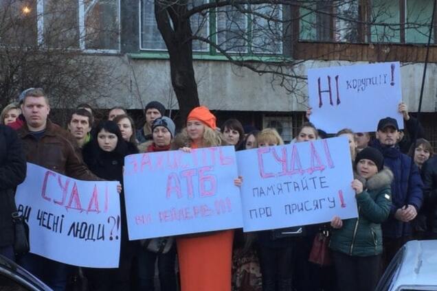 Сотрудники АТБ вышли на митинг за справедливый суд