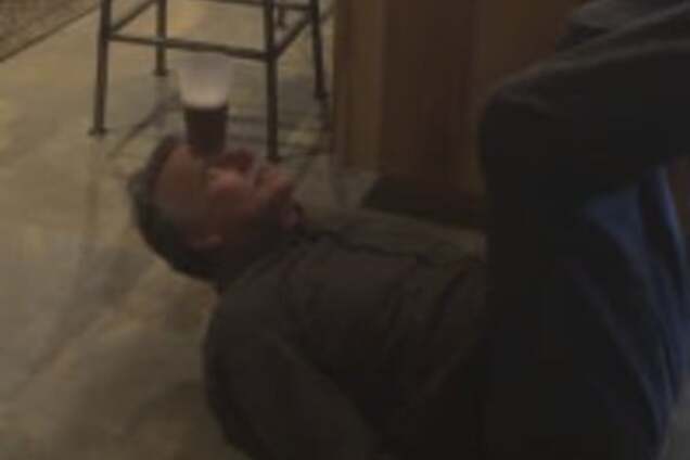 Пенсионер показал, как совмещать йогу и распивание пива: видеофакт