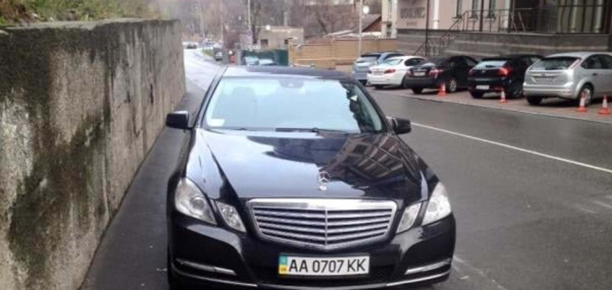 Умом богатых не понять: в Киеве владелец люксового авто припарковался на тротуаре