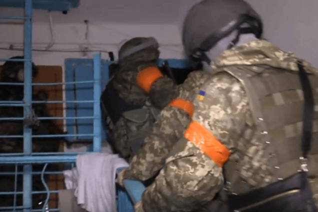 'Добрый день, откройте': силовики показали видео зачистки Авдеевки от террористов