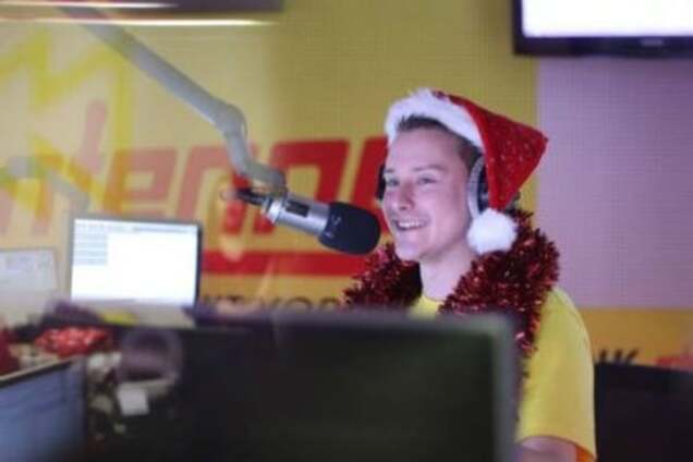 Муки Рождества: диджей на радио 24 раза проиграл новогоднюю песню